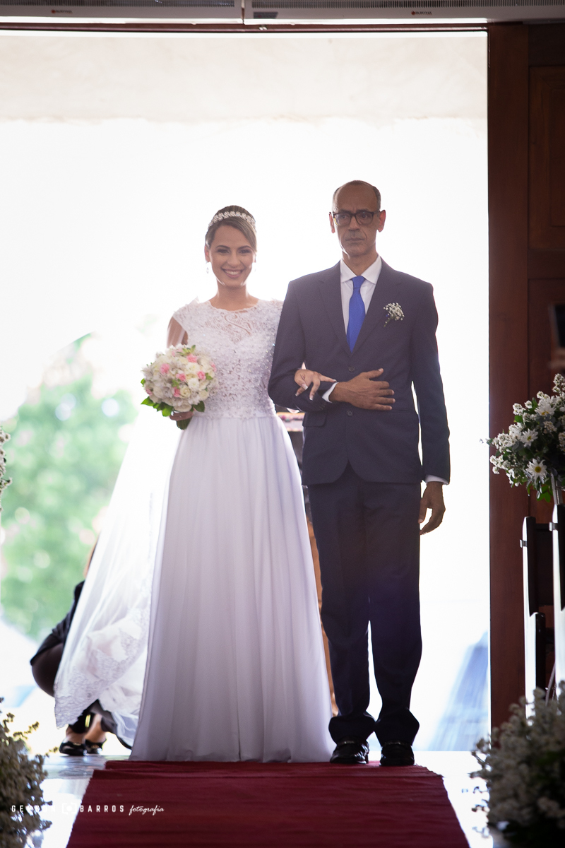 noiva entrando na igreja linda radiante feliz na igreja em macae rj