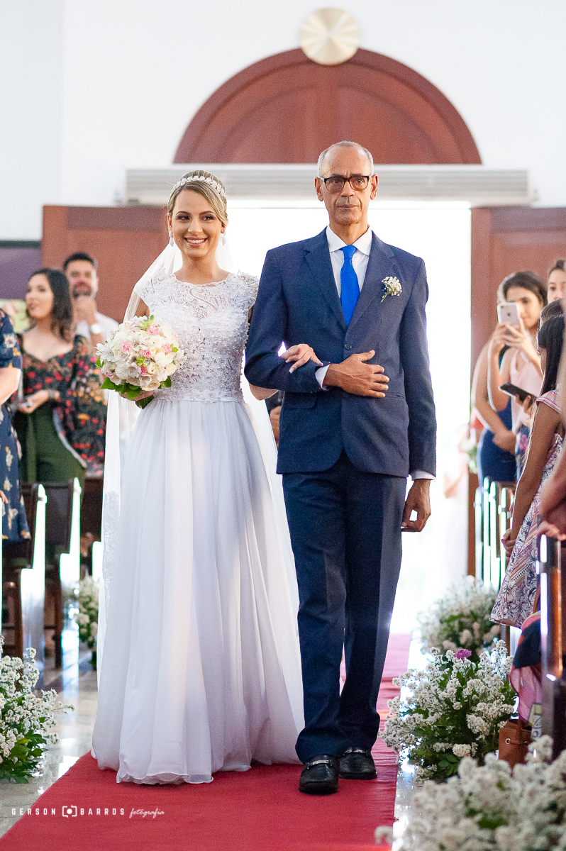 noiva com pai emocionado caminhando para altar em macae rj