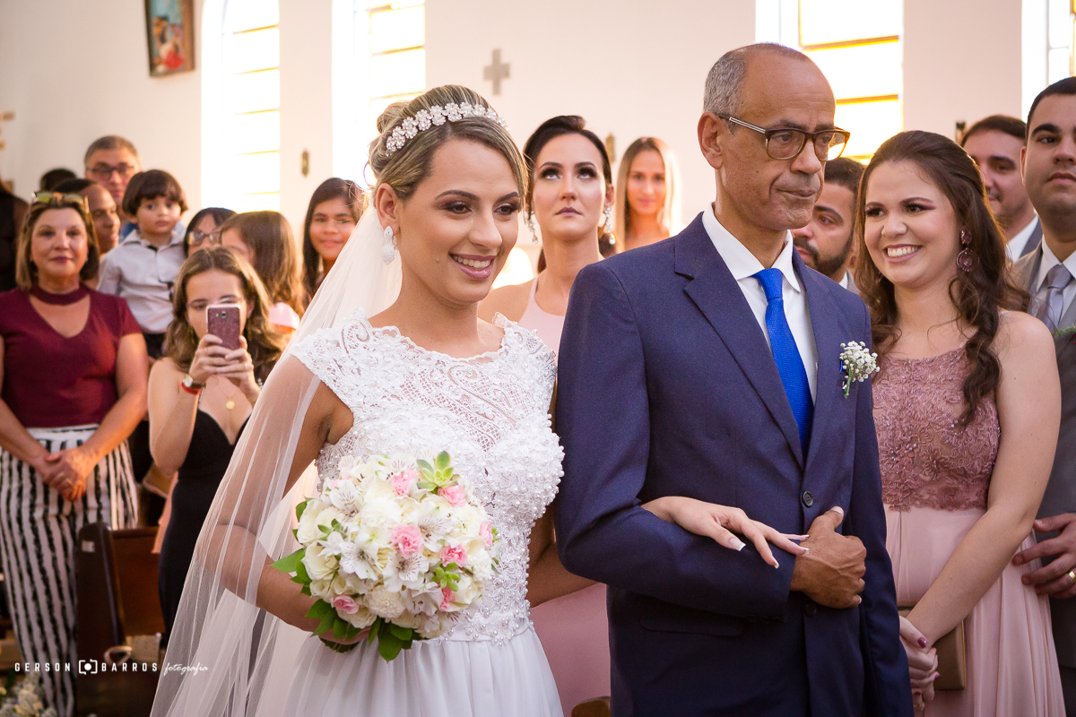 noiva e convidados felizes no caminho do altar