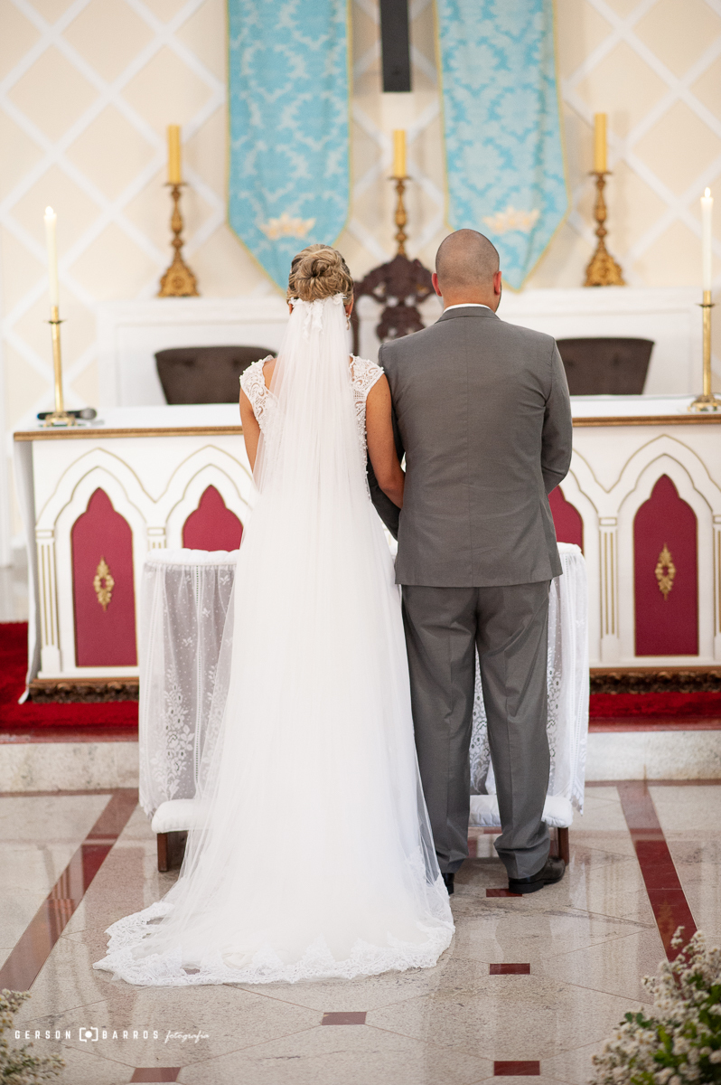 noivos recebendo a palavra do padre