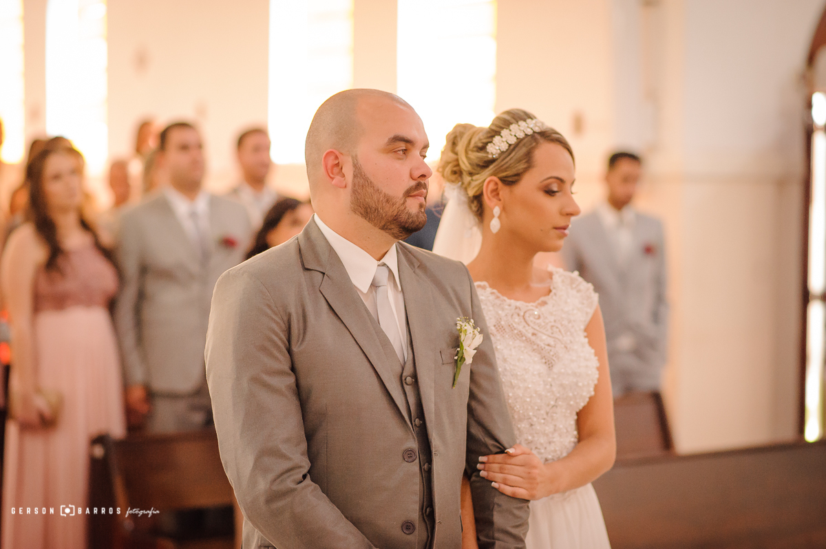 noiva emocionada na igreja no dia do seu casamento macae rj