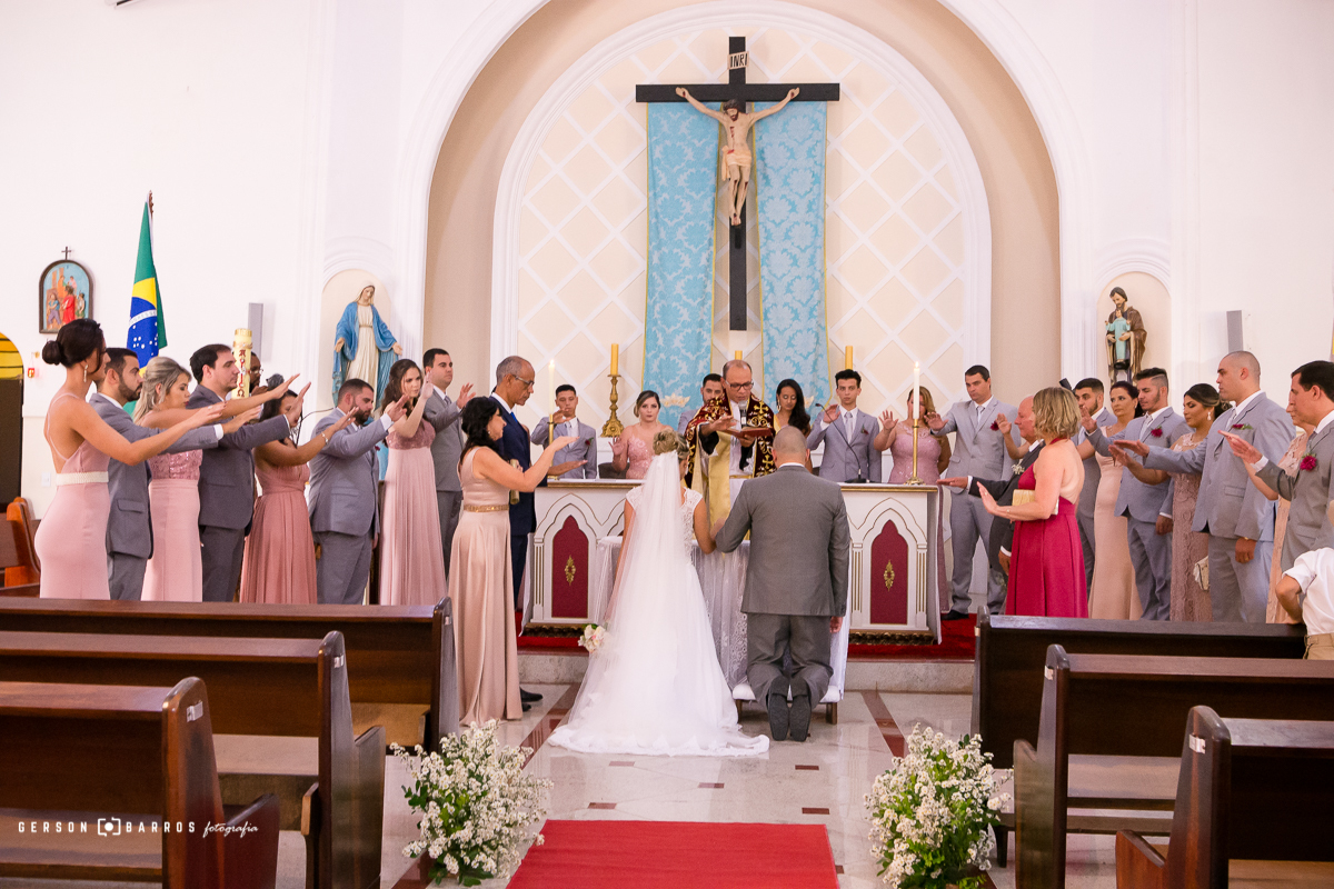 foto historica da bencao do padre e padrinhos noivos ajoelhados na igreja sao jose operario em mace