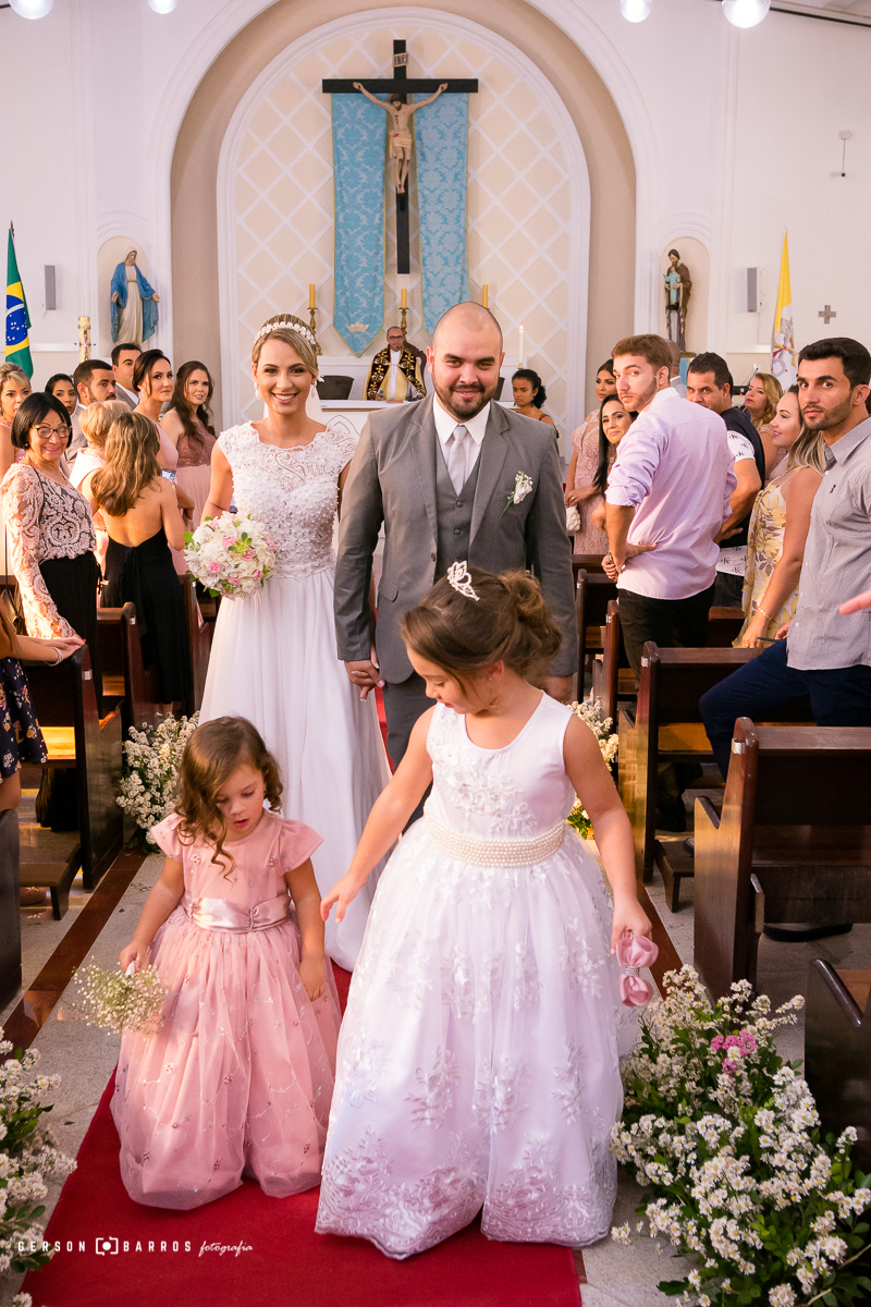 saida triunfal dos noivos da igreja em macae