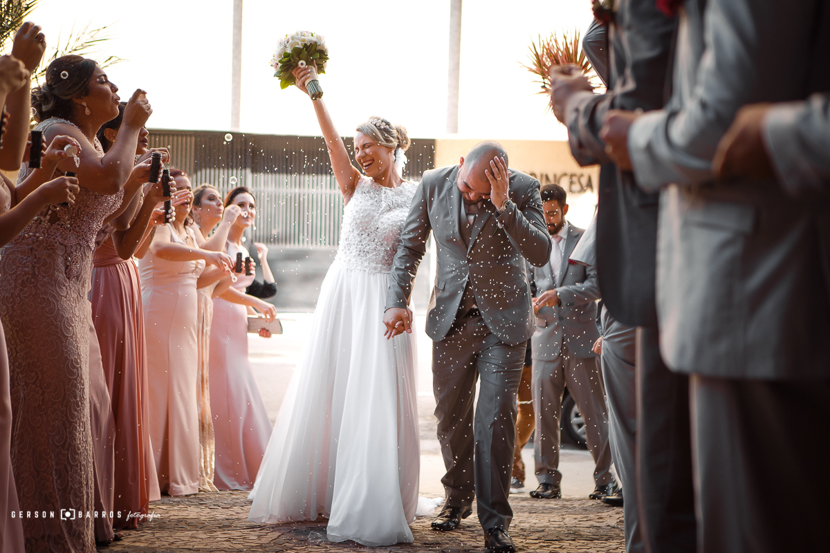entrada triunfal de noivos espaco downtown leal eventos macae rj chuva de arroz