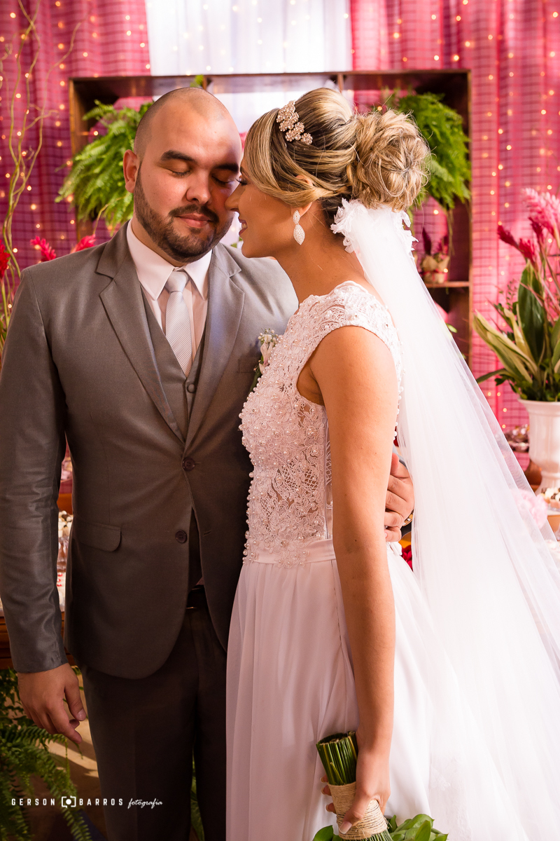 noivos apaixonados na mesa principal salao de eventos downtown