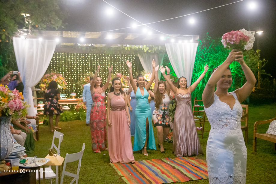 noiva jogando o buque fotografia de casamento hagite chacara de eventos
