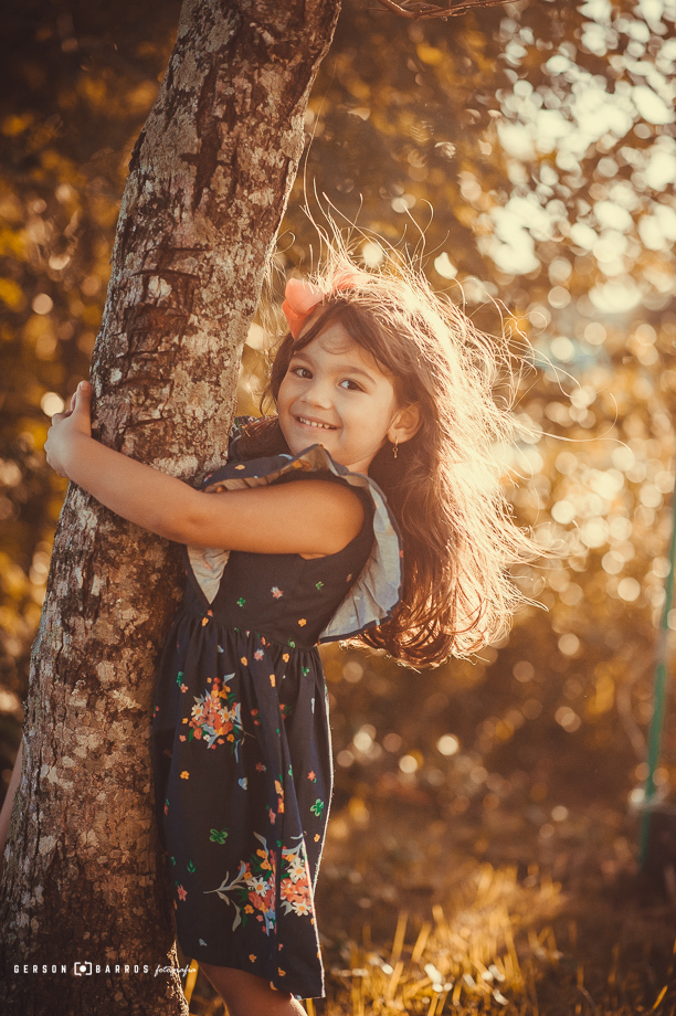 crianca na arvore macae fotografia infantil