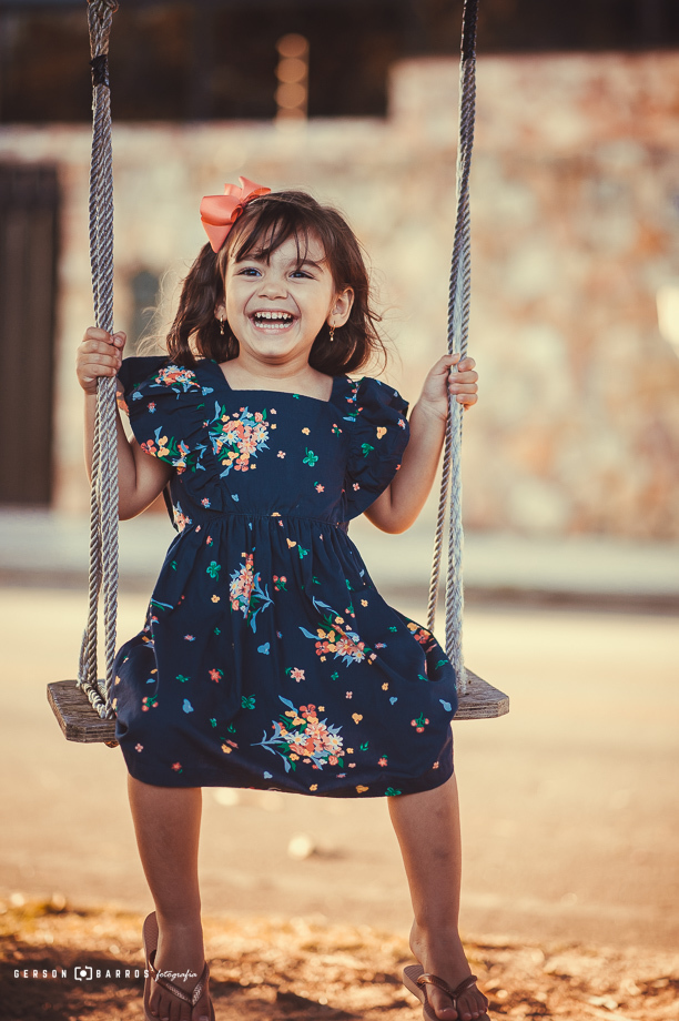 no balanco sorrindo fotografia infantil mirante da lagoa macae