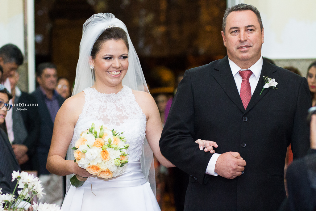 entrada da noiva com pai fotos fotografia de casamento felicidade nova familia igreja catolica trajano de moraes