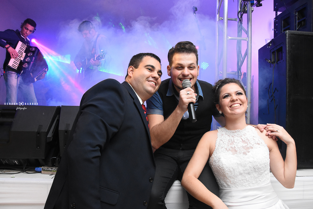 noivos com banda em trajano de moraes cordeiro santa maria madalena erick almeida  country clube fotografia de casamento wedding 