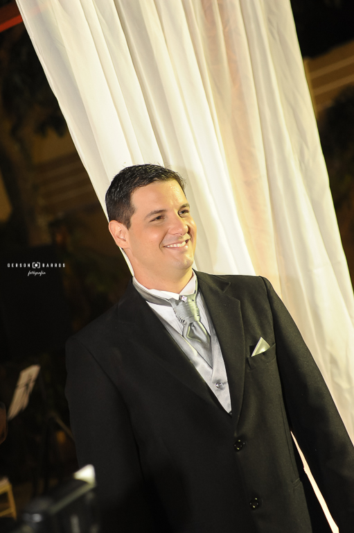 fotografia de noivo sorrindo feliz rio das ostras oasis festas e eventos foto eventos brilhantes dia lindo noivas wedding 15 anos