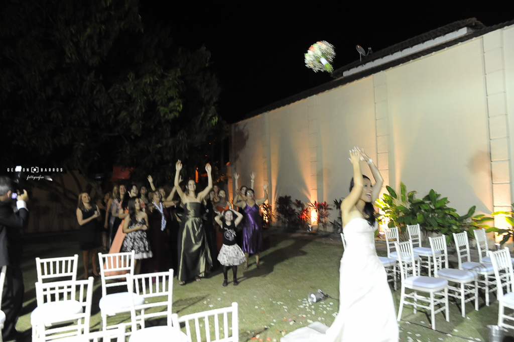 jogando o bouquet rio das ostras oasis festas e eventos fotografia de momento lindo desespero das mulheres click perfeito