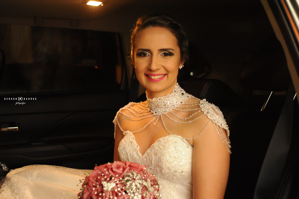noiva no carro esperando a hora bouquet fotografia de casamento macabu trajano de moraes igreja catolica cerimonia