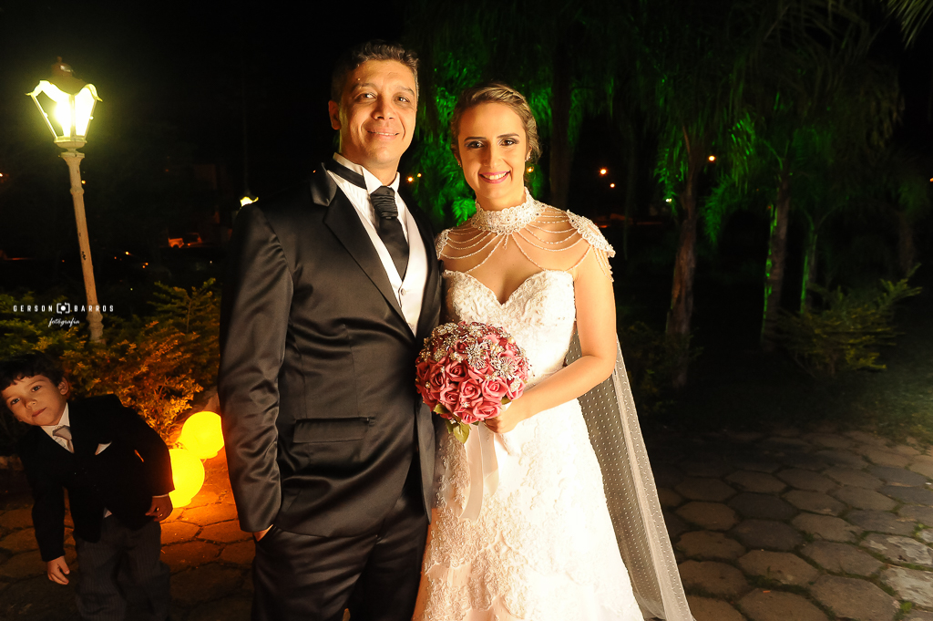 noivos na entrada recepcao fotografia de casamento vestido noivas buquet emic buffet