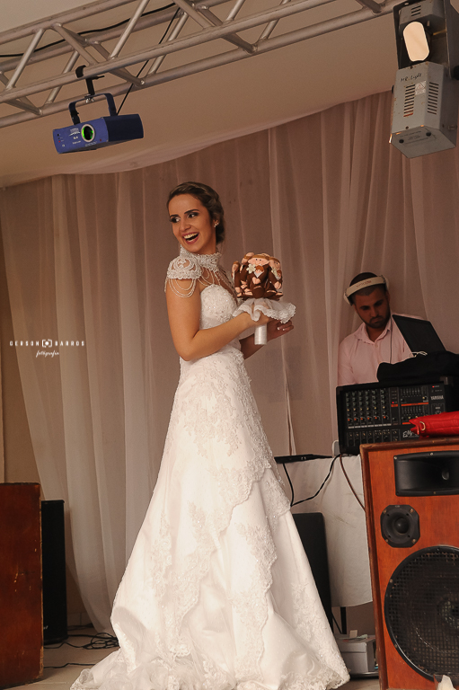 noiva feliz joga o bouquet trajano country club buffet emic decor decoracao fotografia de casamento fotografo