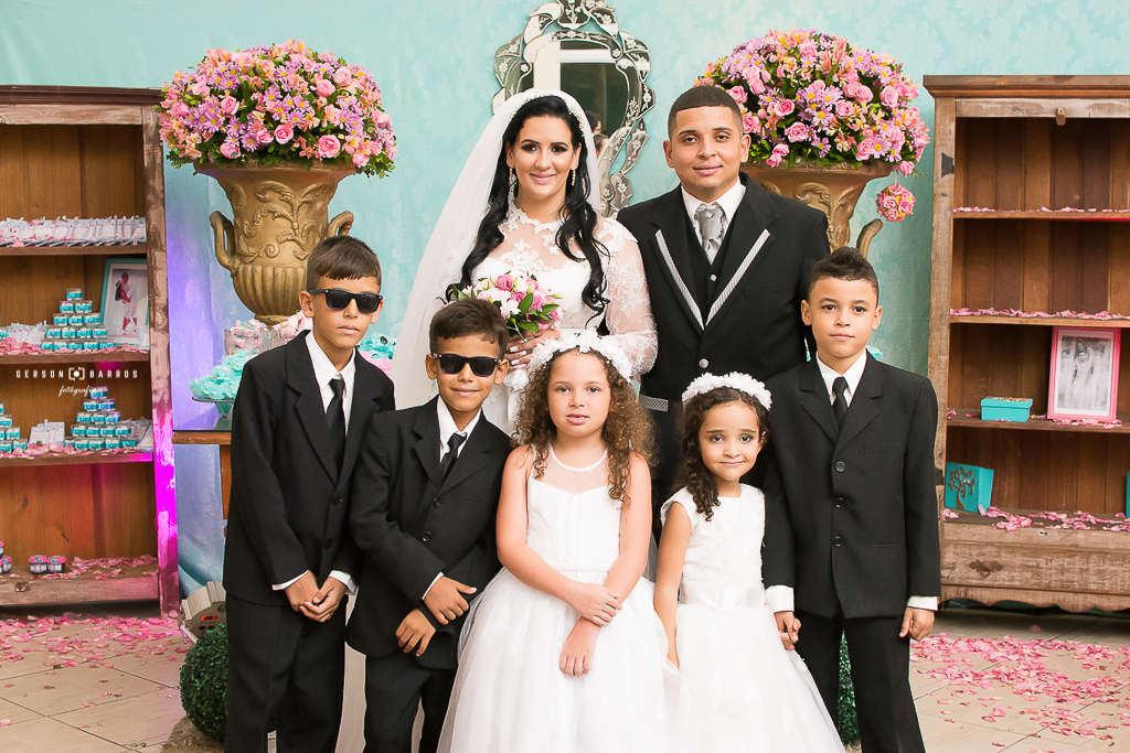 fotografia de noivos com pajens e damas vestido de noiva luana vianna cerimonial fotografo de casamentos macae carapebus macabu quissama
