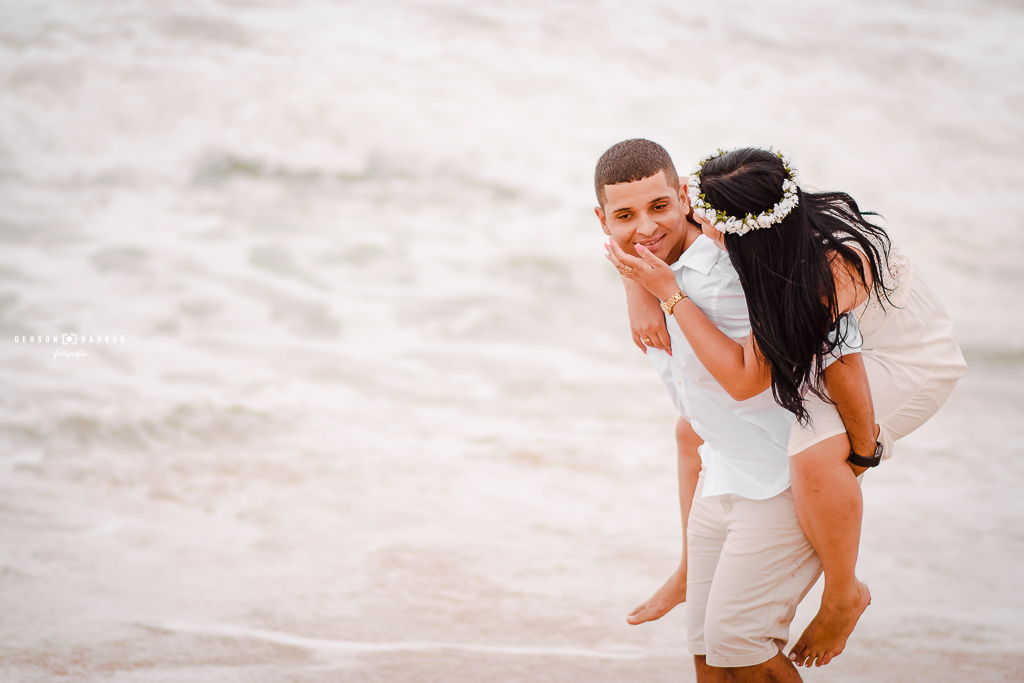 casal feliz praia do pecado beijo pre wedding fotografia de familia fotografo de casamento