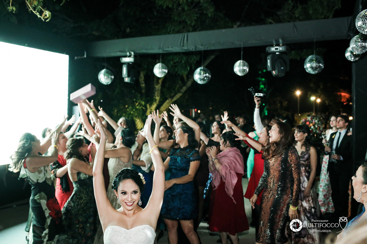#Casamento #weddingphotography #luxodefesta #fotografiadecasamento #photography #wedding #noivasdebrasilia #weddingdres #casamentodoano #lapisdenoiva #vestidodenoiva