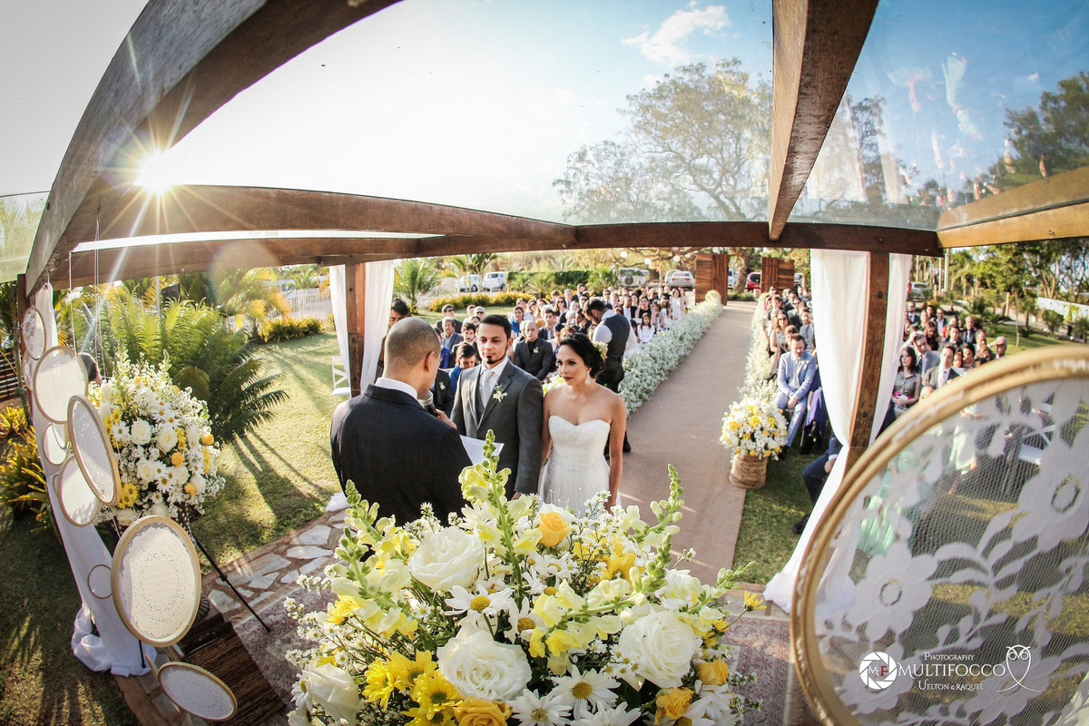 #Casamento #weddingphotography #luxodefesta #fotografiadecasamento #photography #wedding #noivasdebrasilia #weddingdres #casamentodoano #lapisdenoiva #vestidodenoiva