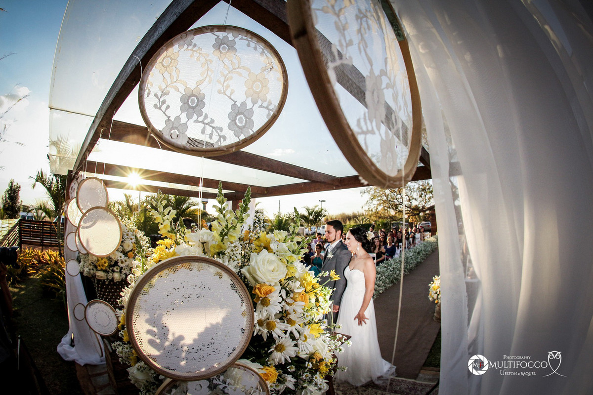#Casamento #weddingphotography #luxodefesta #fotografiadecasamento #photography #wedding #noivasdebrasilia #weddingdres #casamentodoano #lapisdenoiva #vestidodenoiva
