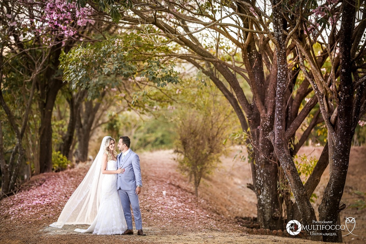 Ensaio de casal - Local florido em Haras do Morro - Gama -DF