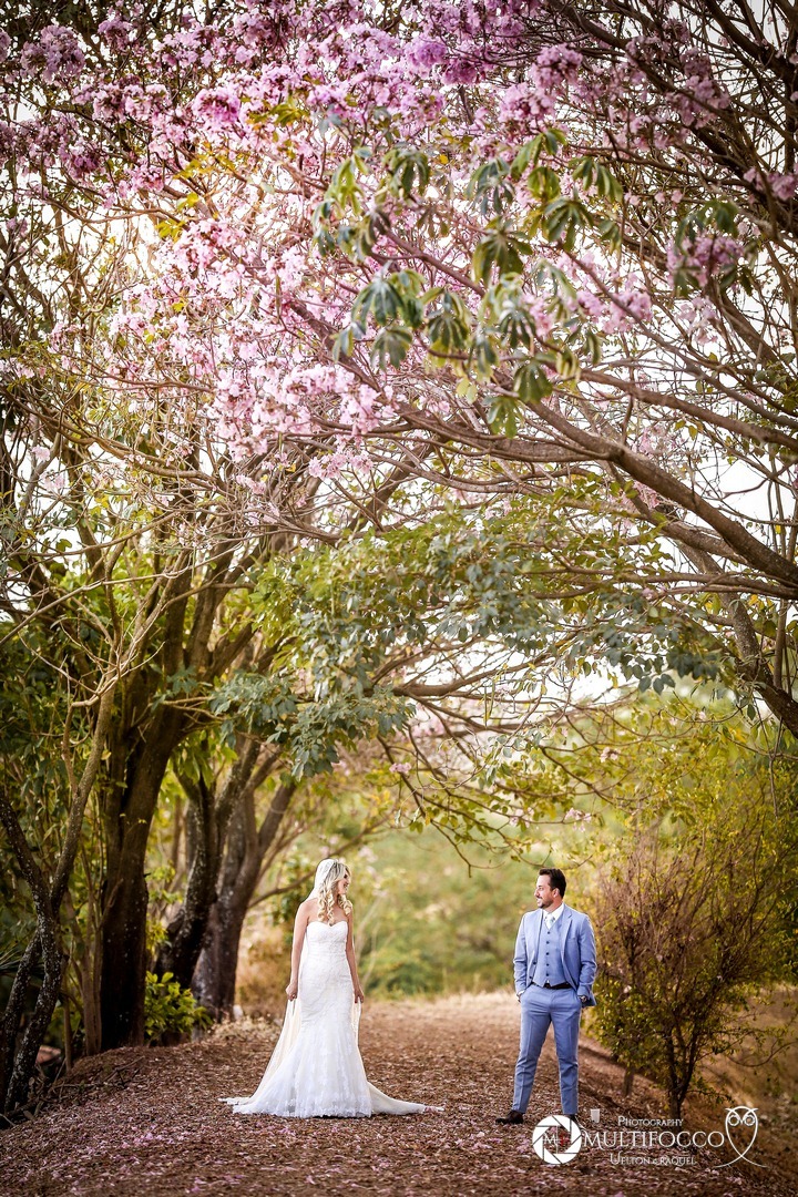 Ensaio de casal - Local florido em Haras do Morro - Gama -DF