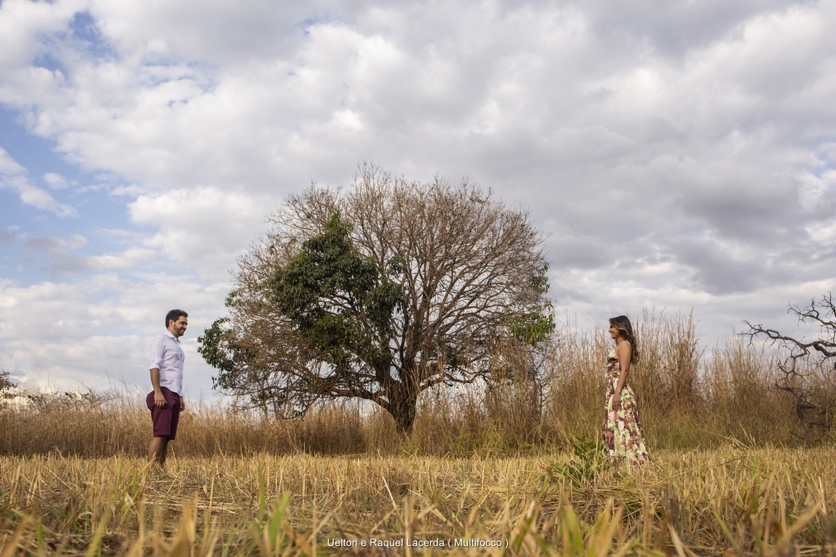 Ensaio casal ao ar livre, prévia de casal, ensaio romântico, paraíso na terra,   casamento em brasília