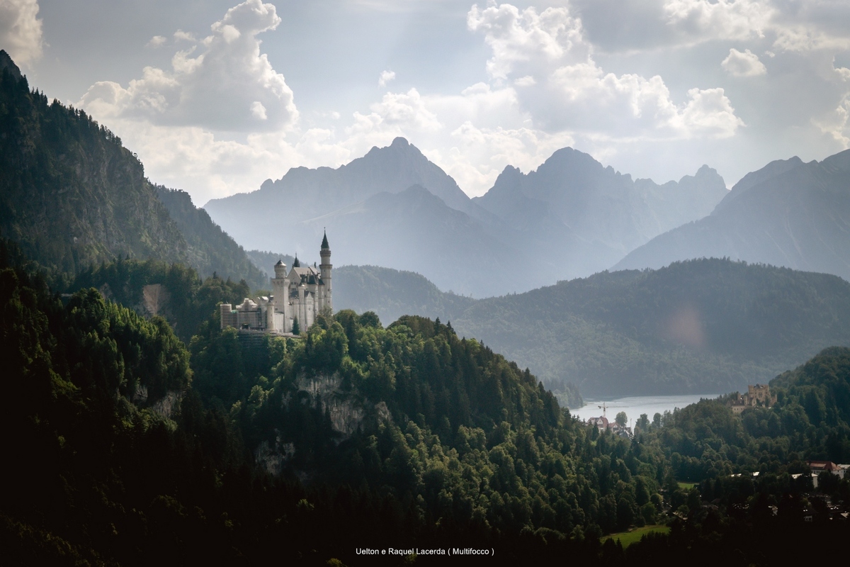 Castelo de Neuschwanstein – situado no topo do desfiladeiro de Pollat. Este magnífico monumento, construído por Luís II da Baviera, serviu de fonte de inspiração para o Castelo da Cinderela na Disney.