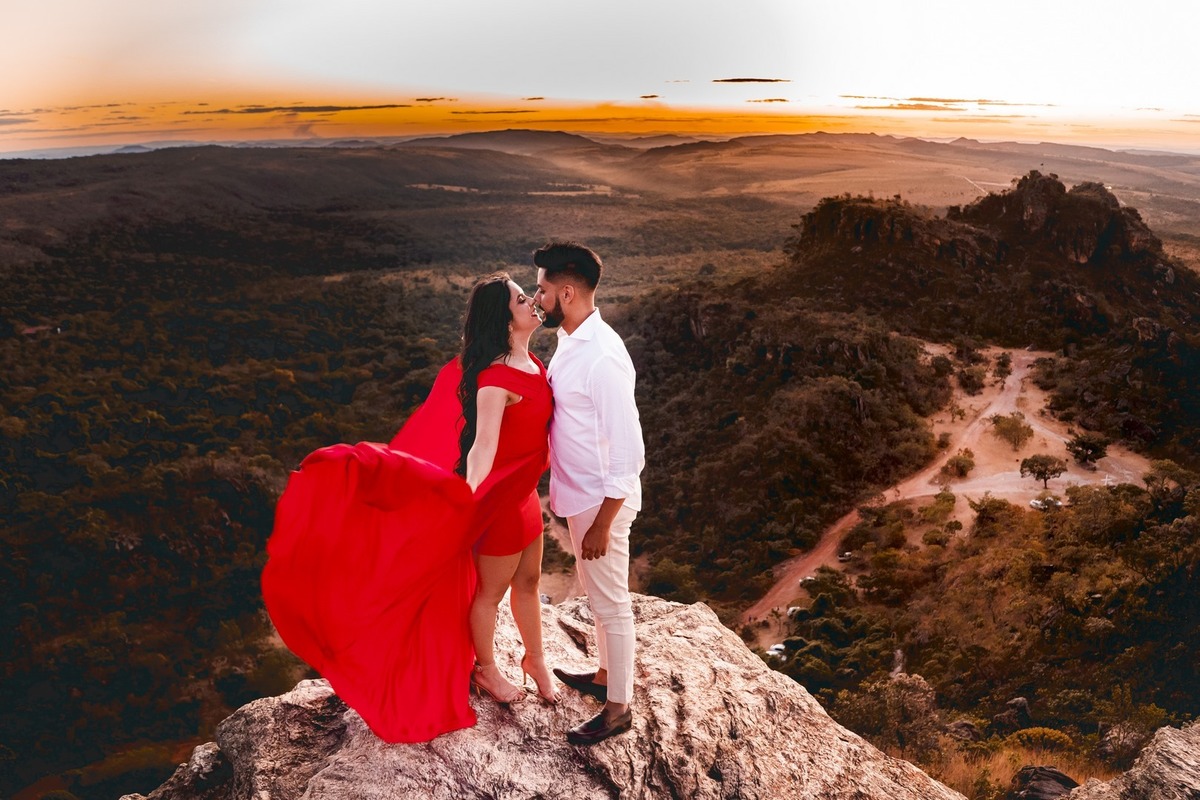 Previa Casal no por do sol Pico dos Pireneus.