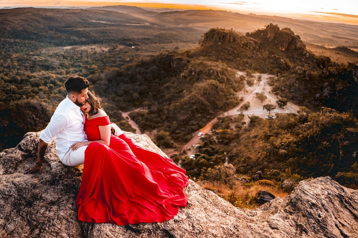 Previa Casal no por do sol Pico dos Pireneus vestido vermelho.