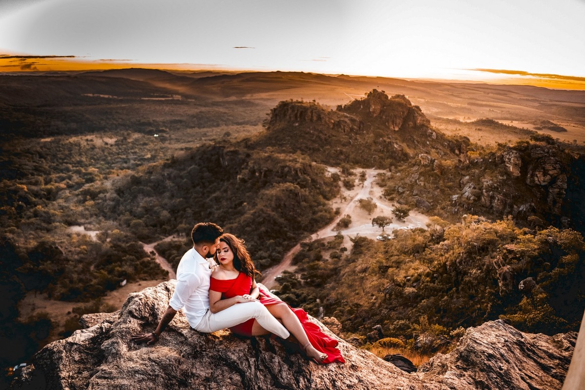 Previa Casal no por do sol Pico dos Pireneus.