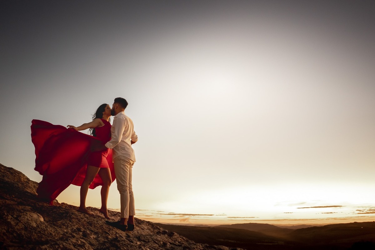 Previa Casal no por do sol Pico dos Pireneus.