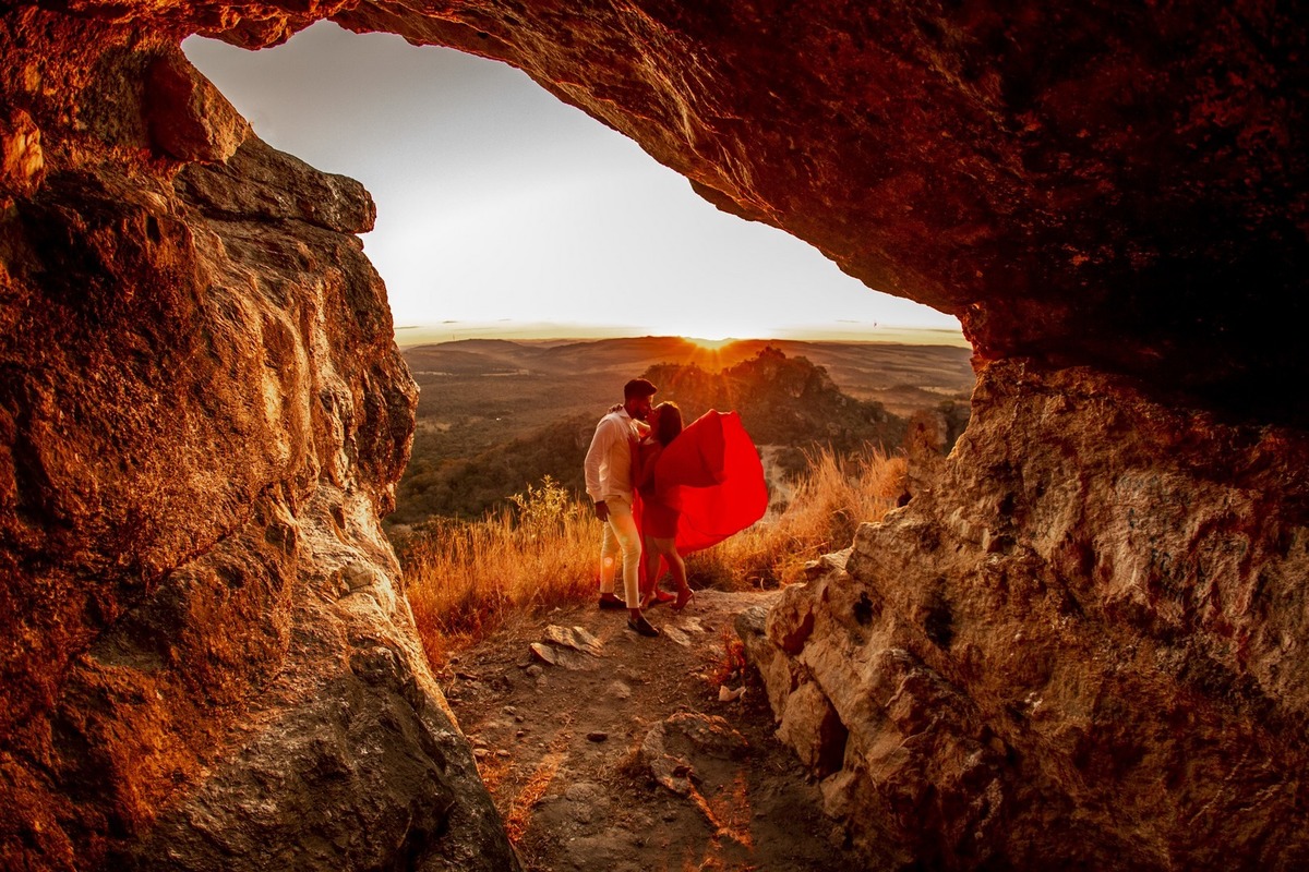 Previa Casal no por do sol Pico dos Pireneus.