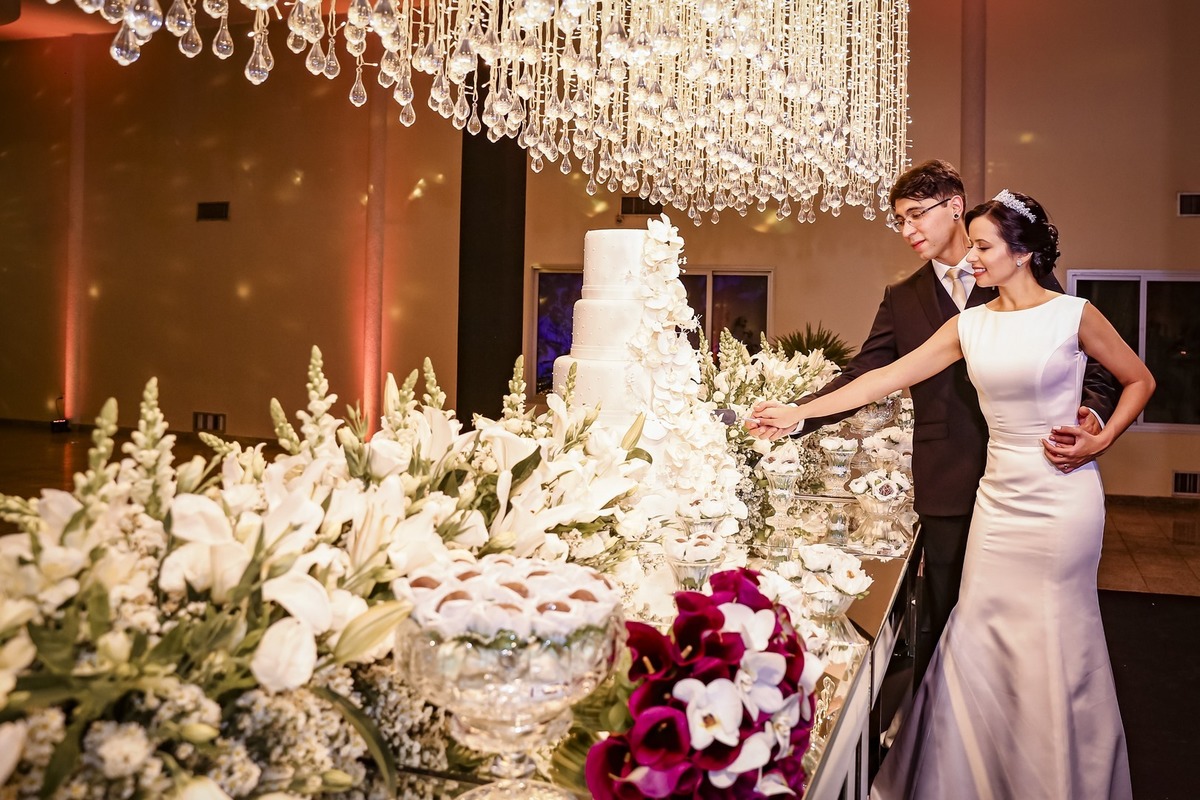 fotos do casal na mesa do bolo 