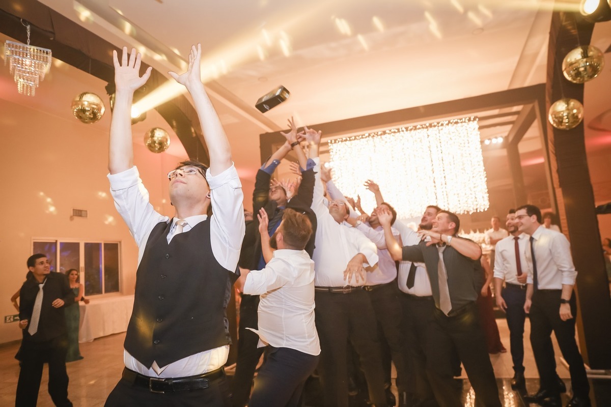 Noivo jogando o Whisky