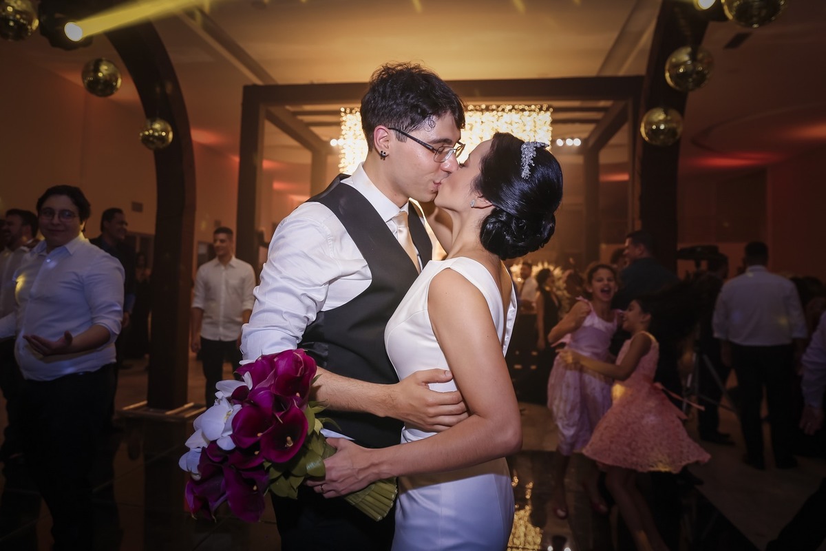 Beijo do casal na pinta de dança