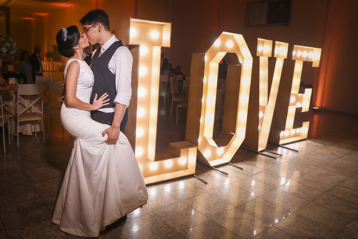 Love com lampada para casamento
