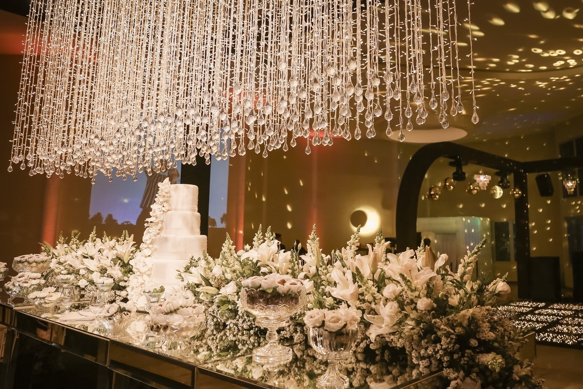 Lustre na mesa do bolo