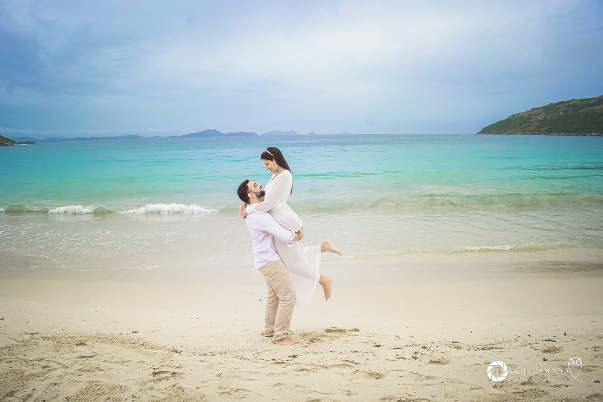 Ensaio de casal na praia criativo 