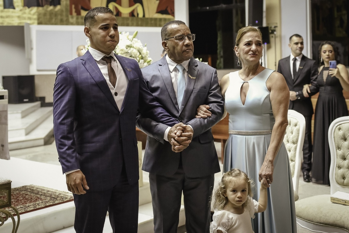 Cerimonia de casamento  - Entrada do casamento - Entrada do cortejo - Noivo - Mãe do Noivo - Pai do noivo - Noivo esperando no altar 