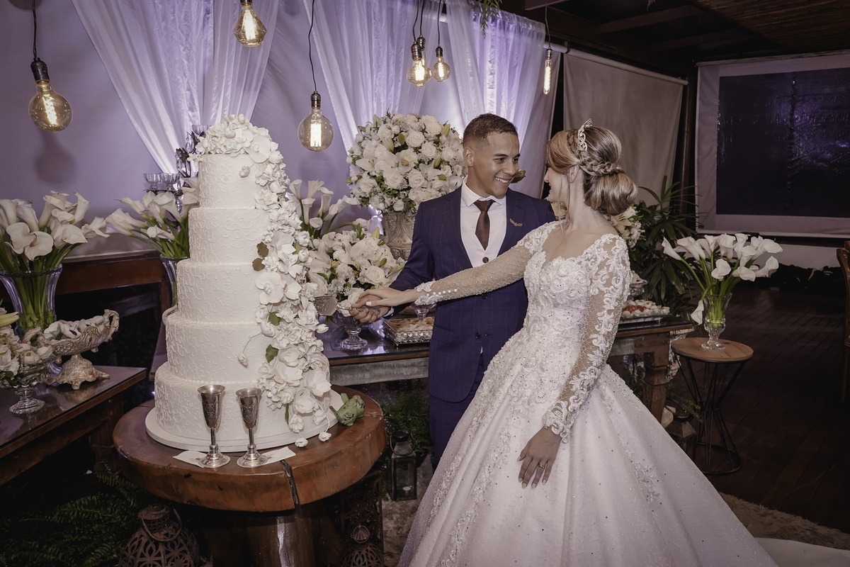 Fotógrafo Brasília-DF - Noivo - Noiva - Pós wedding - partindo bolo de casamento