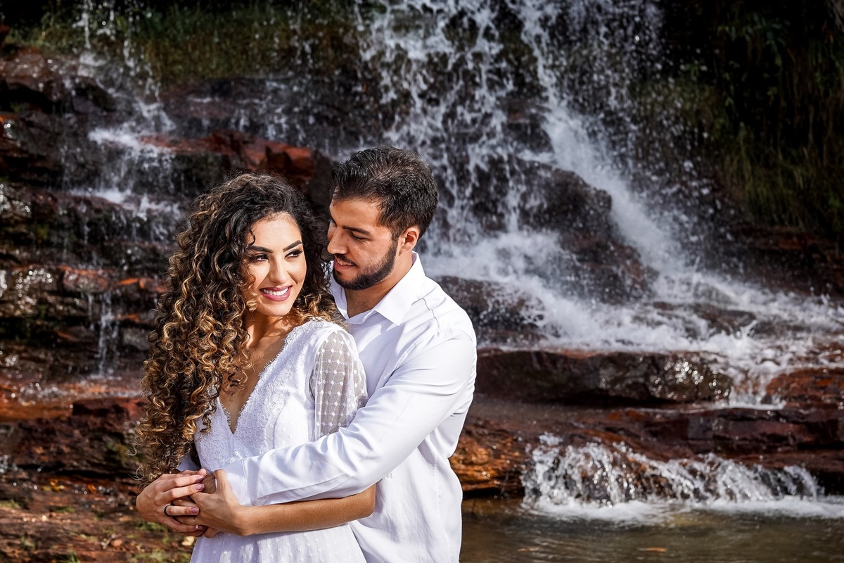 Previa de Casal em Brasília - Fotografia casal - Previa de Casal - Fotos de casal Brasília - Fotografia de Casal DF - Casal amoroso - Fotografo de Casamento - Fotógrafos profissionais Brasília - Paraiso na terra - Ensaio na Cachoeira 