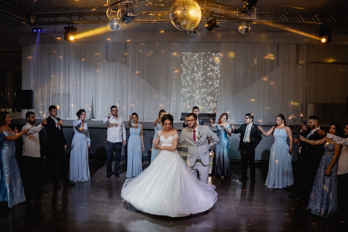 Festa de Casamento - Abertura da festa - Noiva e Noivo - Dança dos Noivos - Casamento - Cerimonia de Casamento - Festa dos recem casados - Lançado buquê - Noiva e Madrinhas - Jogada do Buquê - Noivo e Padrinhos