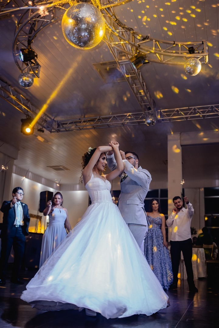 Festa de Casamento - Abertura da festa - Noiva e Noivo - Dança dos Noivos - Casamento - Cerimonia de Casamento - Festa dos recem casados - Lançado buquê - Noiva e Madrinhas - Jogada do Buquê - Noivo e Padrinhos