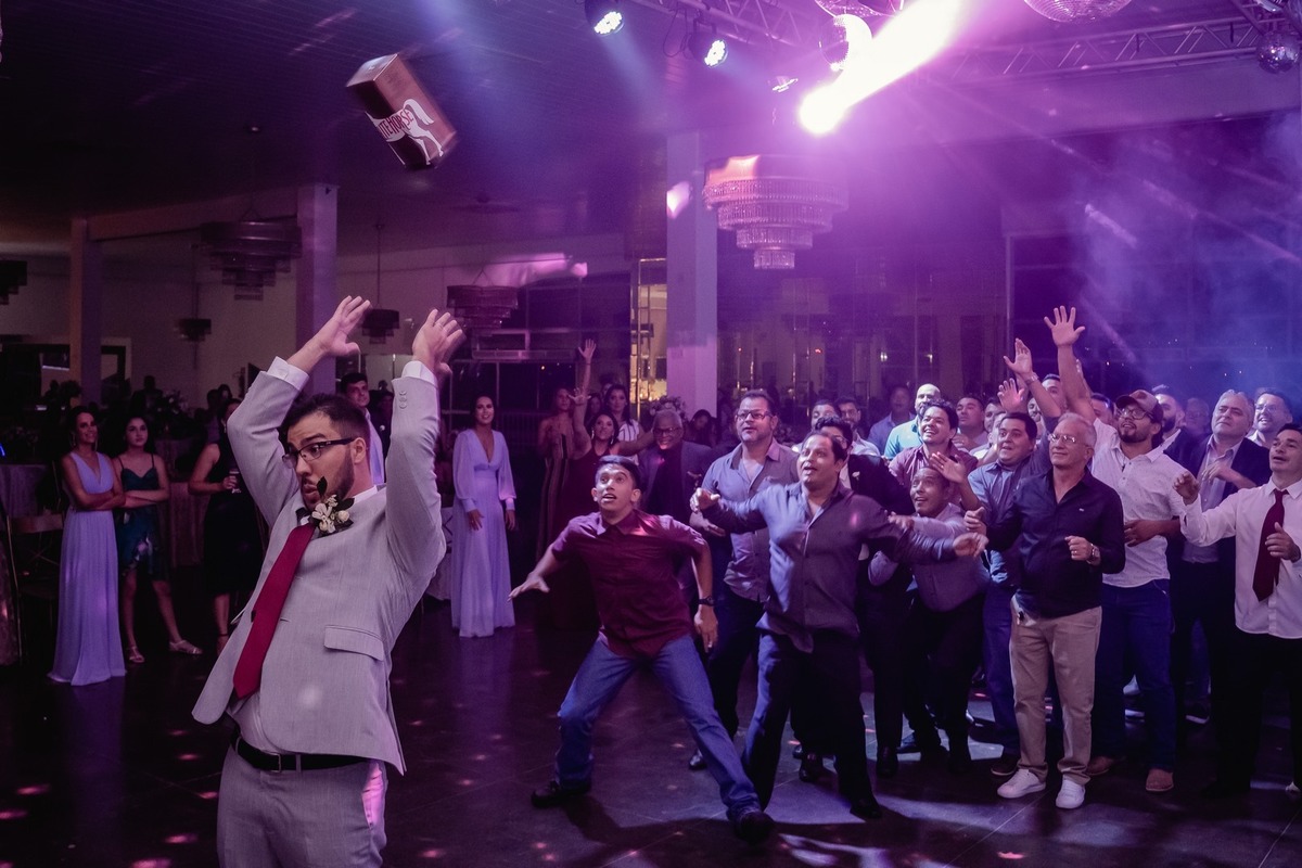 Festa de Casamento - Abertura da festa - Noiva e Noivo - Dança dos Noivos - Casamento - Cerimonia de Casamento - Festa dos recem casados - Lançado buquê - Noiva e Madrinhas - Jogada do Buquê - Noivo e Padrinhos