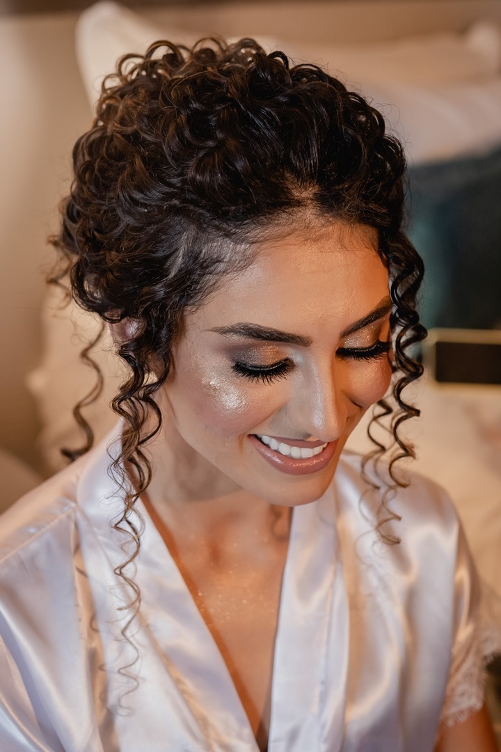 Noiva - Noiva se arrumando - Amigas da Noiva - Madrinhas de Casamento - Foto das Madrinhas de casamento - Mãe da Noiva - Vó da Noiva - Noiva Linda - Pré Casamento - Fotografo de casamento - Fotos da Noiva - Multifocco -  Detalhes da noiva - Noiva cacheada