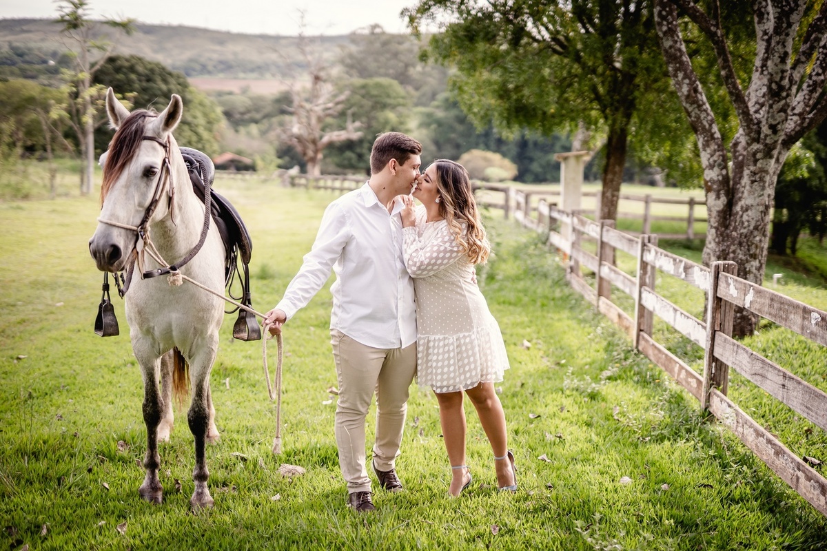 Previa de Casal em Brasília - Fotografia casal - Brasília - DF - Previa de Casal - Fotos de casal Brasília - Fotografia de Casal DF - Casal amoroso - Fotografo de Casamento - Dicas de ensaio fotográfico - Fotógrafos profissionais Brasília - Haras do Moro