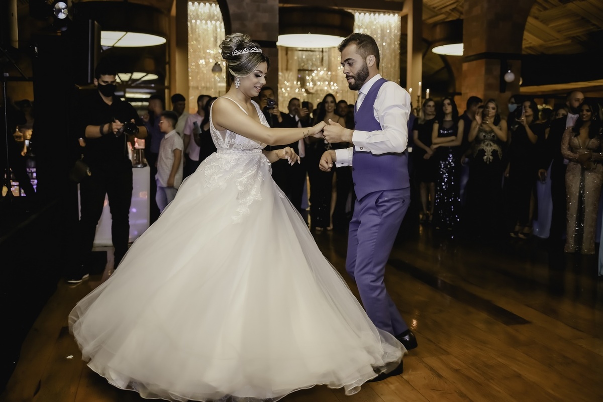 Festa de Casamento - Abertura da festa - Noiva e Noivo - Dança dos Noivos - Casamento - Cerimonia de Casamento - Festa dos recem casados - Lançado buquê - Noiva e Madrinhas - Jogada do Buquê - Noivo e Padrinhos