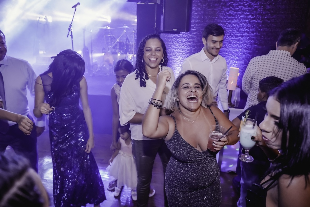 Festa de Casamento - Abertura da festa - Noiva e Noivo - Dança dos Noivos - Casamento - Cerimonia de Casamento - Festa dos recem casados - Lançado buquê - Noiva e Madrinhas - Jogada do Buquê - Noivo e Padrinhos