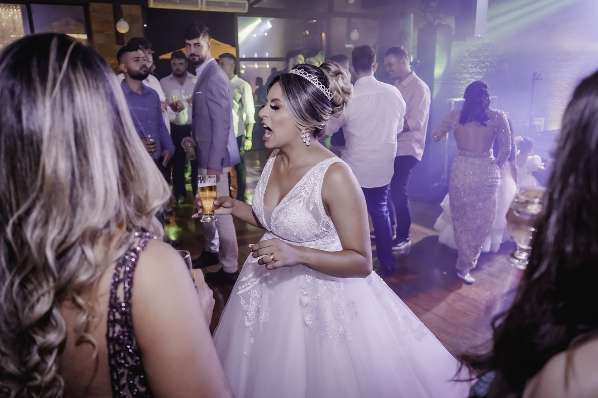 Festa de Casamento - Abertura da festa - Noiva e Noivo - Dança dos Noivos - Casamento - Cerimonia de Casamento - Festa dos recem casados - Lançado buquê - Noiva e Madrinhas - Jogada do Buquê - Noivo e Padrinhos
